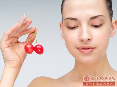 脸上美不美。看身体健康